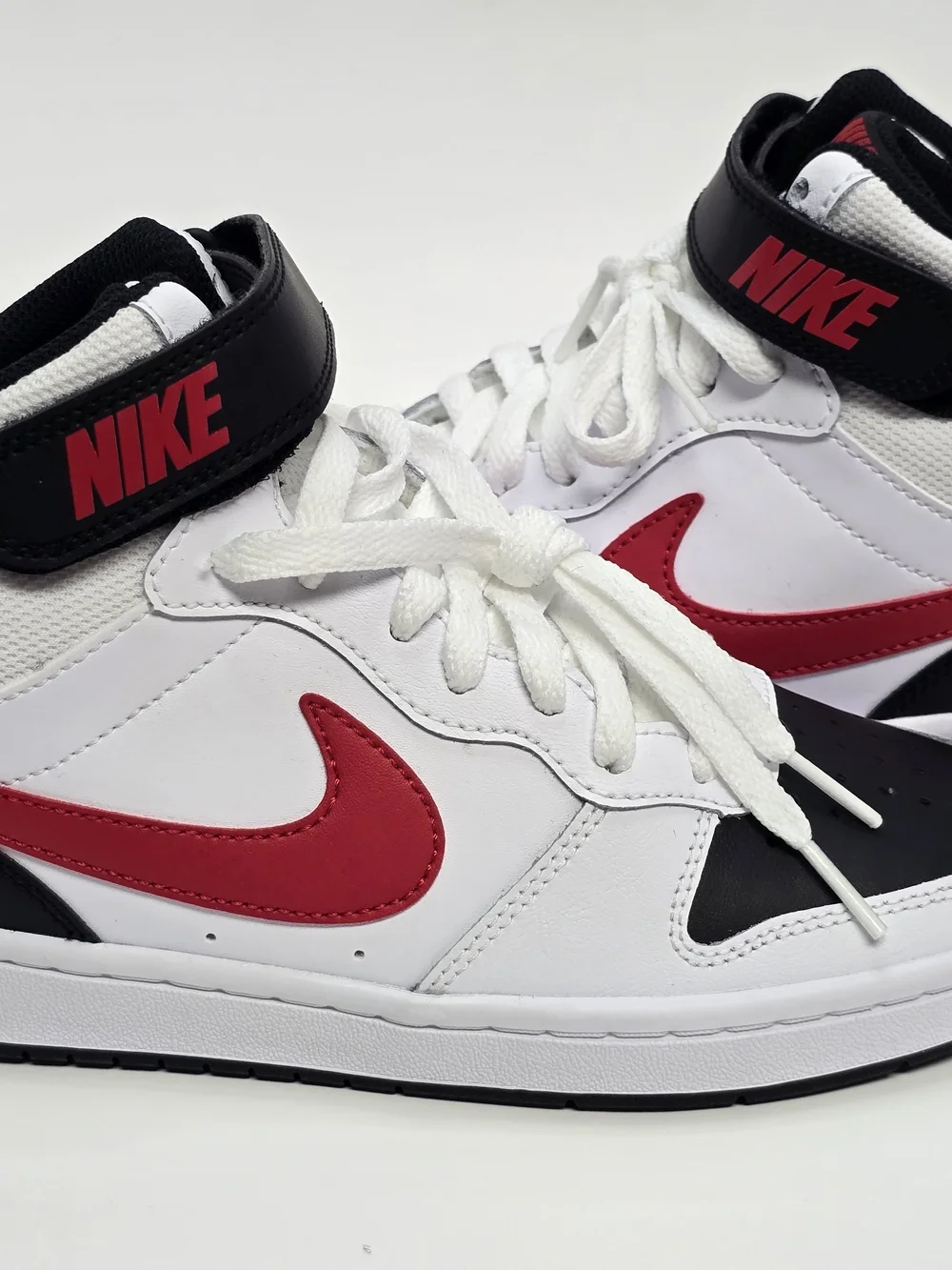 Nike Kids Black and White Sneaker - US 4Y